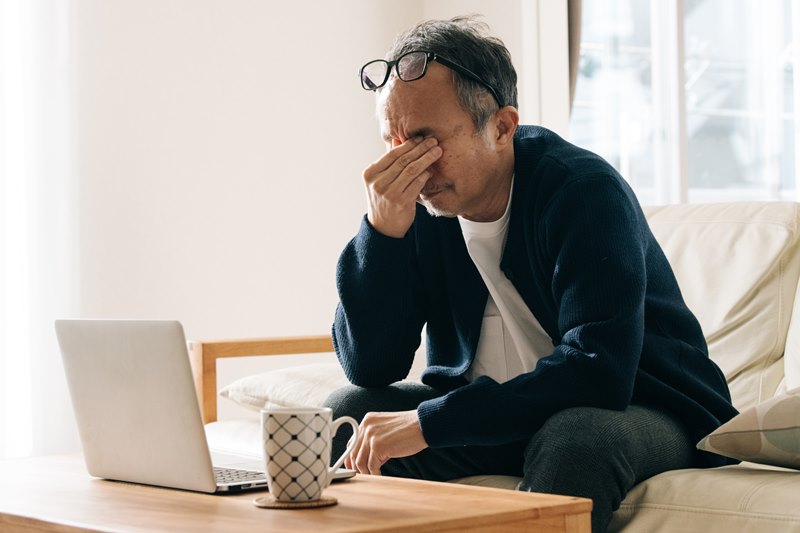 眼精疲労の男性